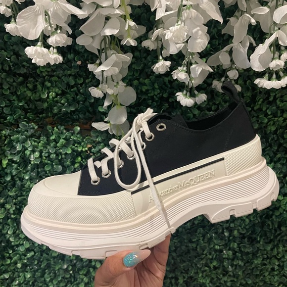 Alexander McQueen Tread Slick Low Top Sneakers WORN ONCE, LIKE NEW, size 43 - Picture 5 of 5